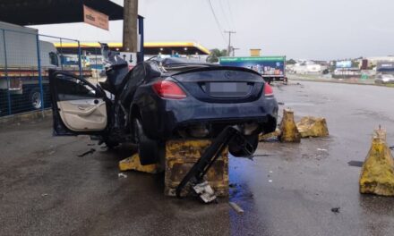Carro de luxo bate em poste, capota e para em cima de barreira na MG-050, em Divinópolis