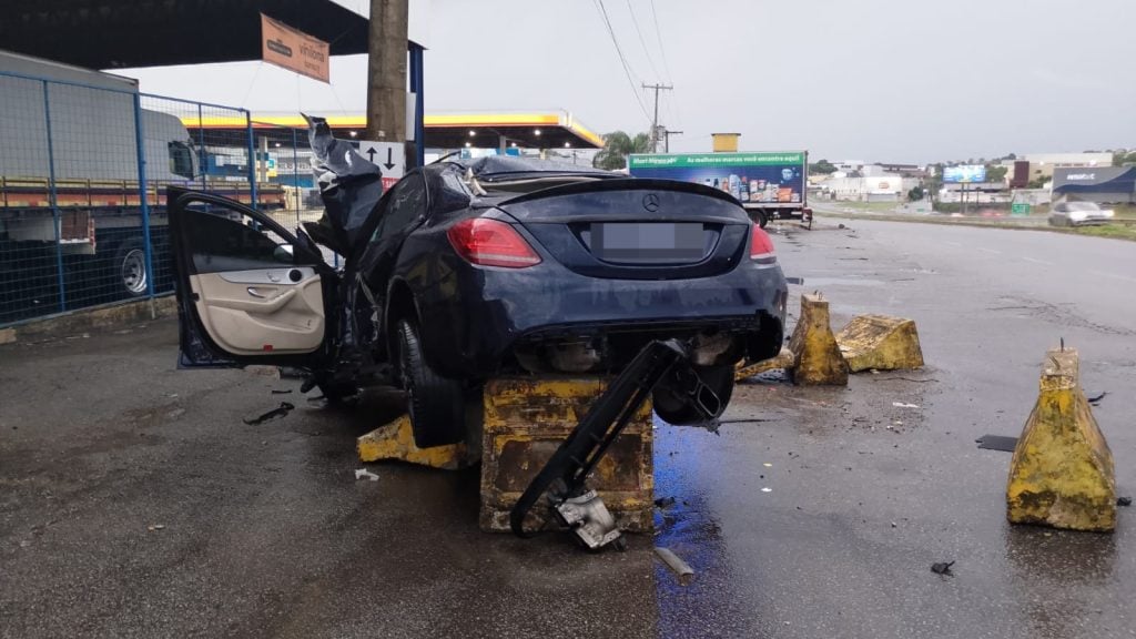 Carro de luxo bate em poste, capota e para em cima de barreira na MG-050, em Divinópolis