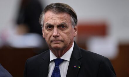 Jair Bolsonaro é preso preventivamente por decisão do STF a pedido da Polícia Federal