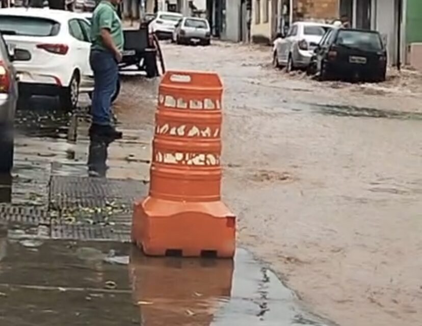 Chuva de granizo surpreende moradores de Piumhi nessa sexta-feira (31)