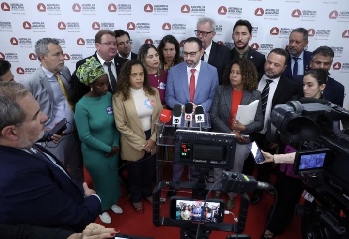 Oposição acusa Zema de usar crise no Rio como palanque e denuncia abandono da segurança em Minas