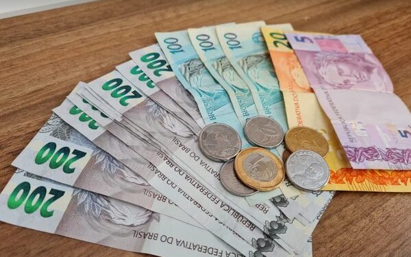 Governo reduz previsão do salário mínimo de 2026 para R$ 1.627 após desaceleração da inflação