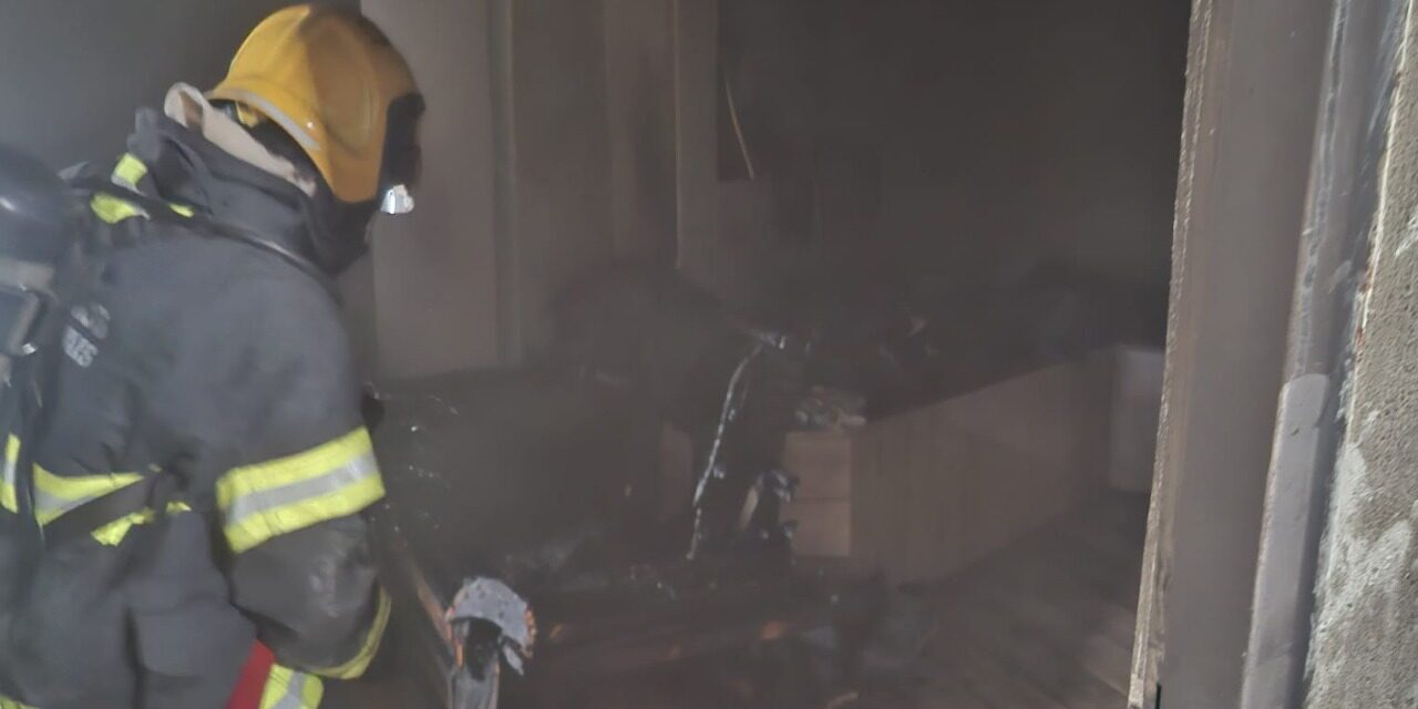 Incêndio em residência é controlado pelos bombeiros em Campo Belo