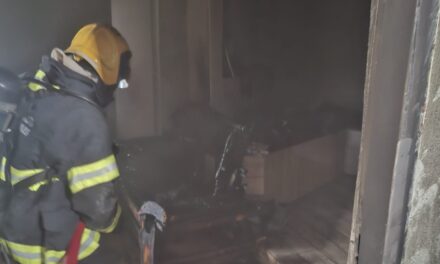 Incêndio em residência é controlado pelos bombeiros em Campo Belo