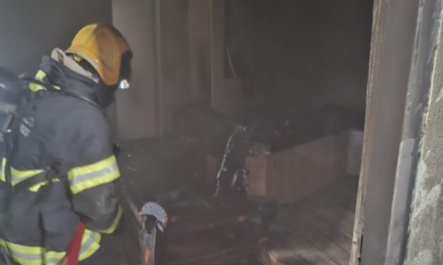 Incêndio em residência é controlado pelos bombeiros em Campo Belo