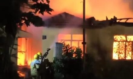 Bombeiros combatem incêndio em imóvel desocupado na Vila Calcita, em Arcos