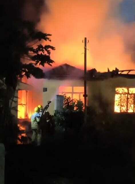 Bombeiros combatem incêndio em imóvel desocupado na Vila Calcita, em Arcos