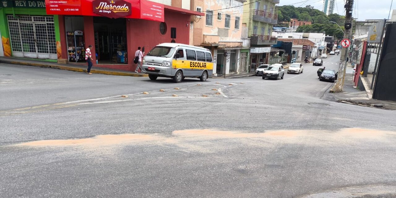 Vazamento de óleo em cruzamento movimentado é contido por bombeiros em Formiga