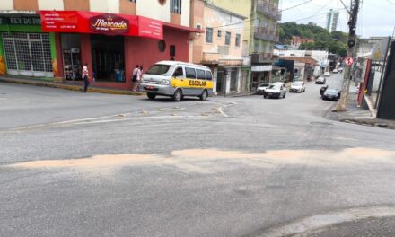 Vazamento de óleo em cruzamento movimentado é contido por bombeiros em Formiga