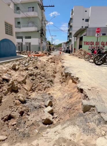 SAAE realiza troca de tubulações nas ruas Maria Hilda e Camilo Fonseca, em Formiga