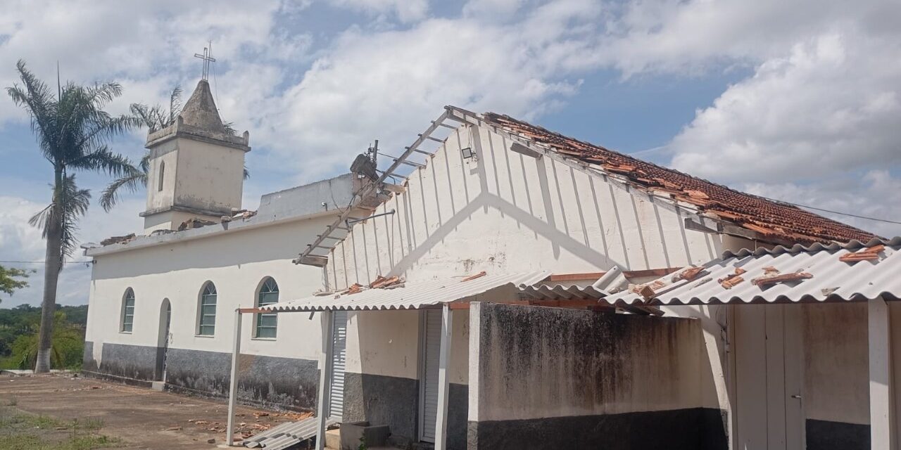 Vendaval causa danos à igreja na comunidade de Papagaio, em Formiga