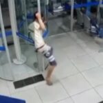Ladrão fica entalado em porta giratória, perde as calças e tenta tomar café durante roubo em Minas