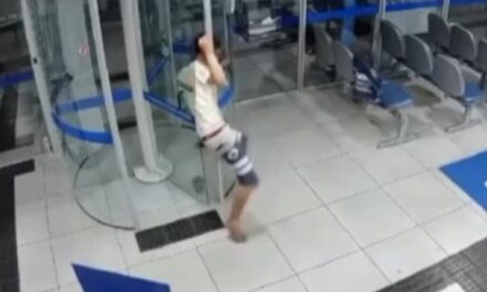 Ladrão fica entalado em porta giratória, perde as calças e tenta tomar café durante roubo em Minas