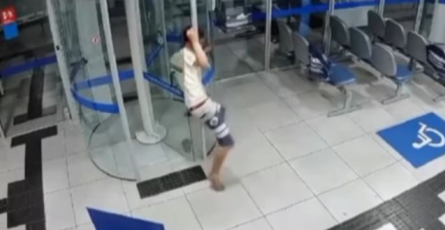 Ladrão fica entalado em porta giratória, perde as calças e tenta tomar café durante roubo em Minas