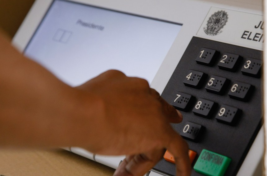 Emenda aprovada pela Câmara impede presos provisórios de votar