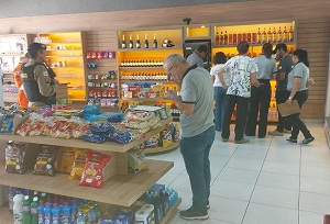 Operação “Adegas do Crime” apreende bebidas e alimentos irregulares em Formiga