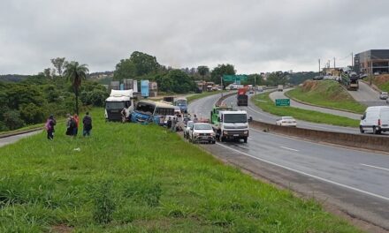 Batida com quatro veículos complica trânsito na MG-050, em Divinópolis