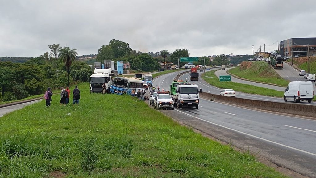 Batida com quatro veículos complica trânsito na MG-050, em Divinópolis