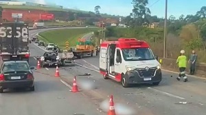 Acidente com cinco veículos deixa dois mortos e um ferido na BR-381, em Extrema