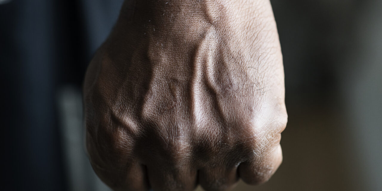 Homem sofre agressão e roubo na Rua José Elísio R. Mendes, em Formiga