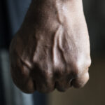 Homem sofre agressão e roubo na Rua José Elísio R. Mendes, em Formiga