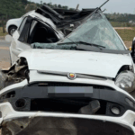 Carro destrói poste em colisão e motorista é socorrido em estado grave em Divinópolis