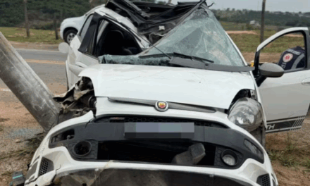 Carro destrói poste em colisão e motorista é socorrido em estado grave em Divinópolis