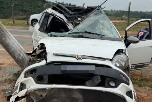 Carro destrói poste em colisão e motorista é socorrido em estado grave em Divinópolis