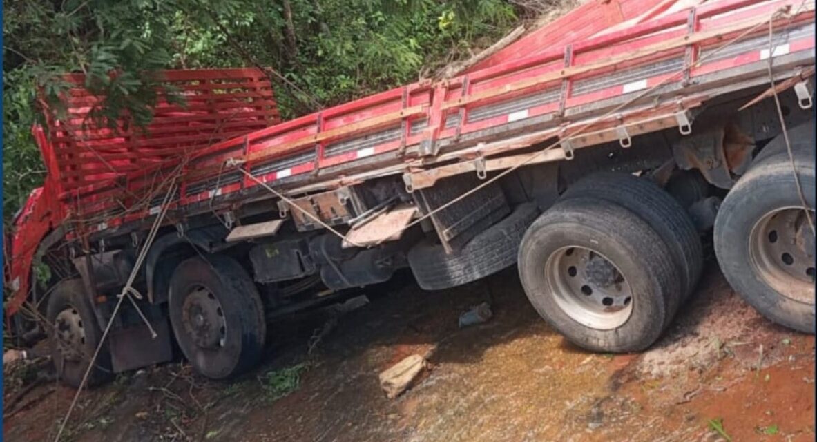 Capotamento de caminhão resulta na morte de motorista em trecho da BR-354, em Formiga