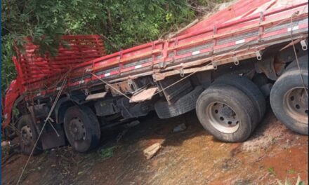 Capotamento de caminhão resulta na morte de motorista em trecho da BR-354, em Formiga