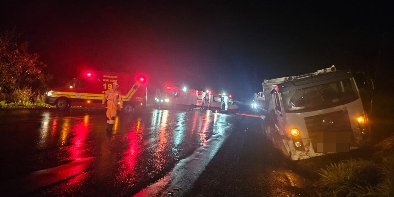 Motorista é ejetado de caminhão em capotamento na BR-354, em Arcos