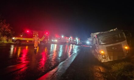 Motorista é ejetado de caminhão em capotamento na BR-354, em Arcos