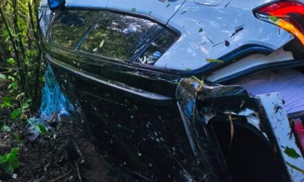 Carro sai da pista e capota em ribanceira no distrito de Rodrigues, em Formiga