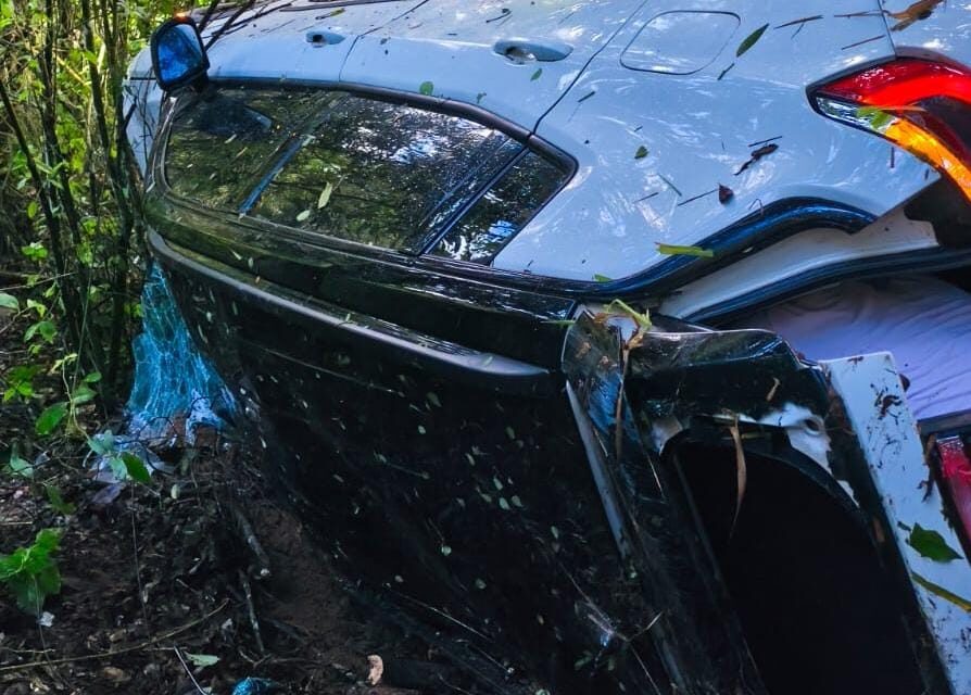 Carro sai da pista e capota em ribanceira no distrito de Rodrigues, em Formiga