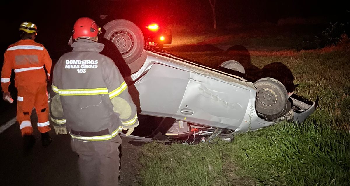 Jovem é socorrido após capotamento na BR-381