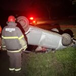 Jovem é socorrido após capotamento na BR-381