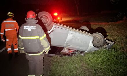 Jovem é socorrido após capotamento na BR-381