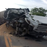 Acidente entre três carretas deixa motorista ferido na BR-262, em Luz