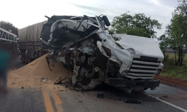 Acidente entre três carretas deixa motorista ferido na BR-262, em Luz