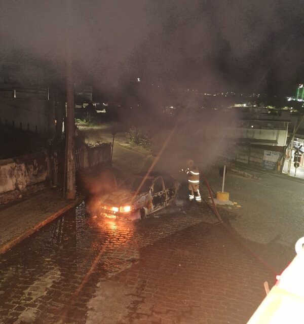 Carro é destruído por incêndio durante a madrugada em Formiga