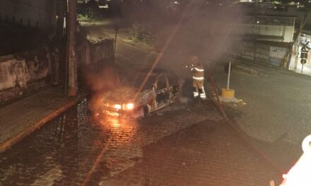Carro é destruído por incêndio durante a madrugada em Formiga