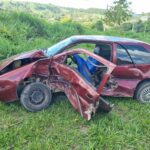 Automóvel é arremessado para fora da pista após colisão com carreta na MG-050