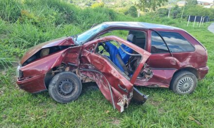 Automóvel é arremessado para fora da pista após colisão com carreta na MG-050