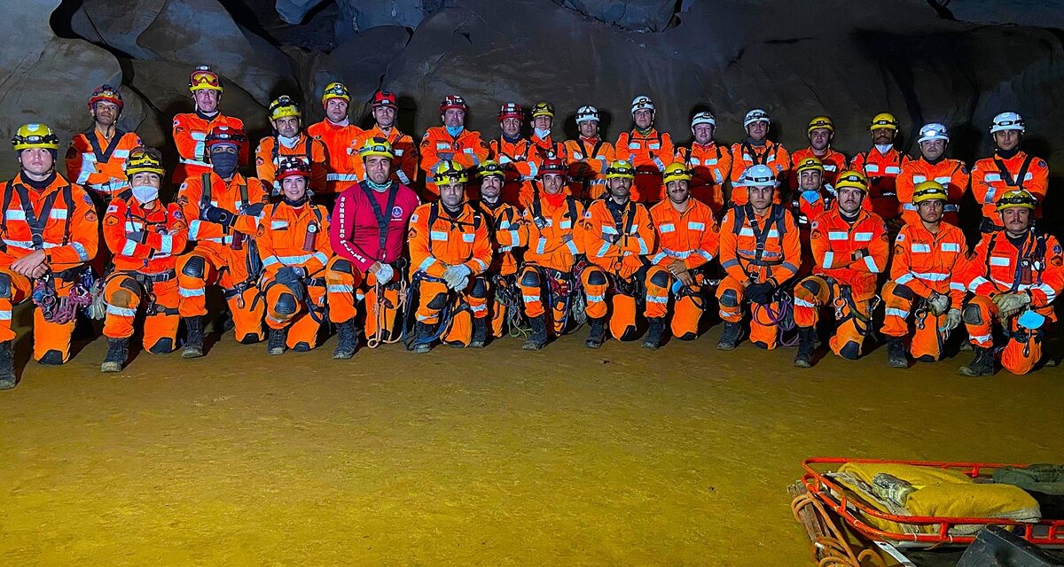 Bombeiros aperfeiçoam técnicas de espeleorresgate em caverna de Pains-MG