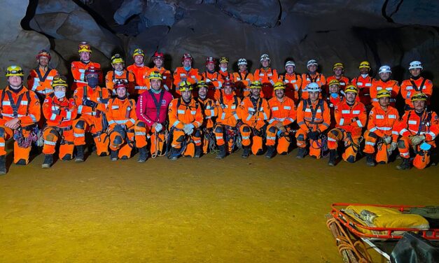 Bombeiros aperfeiçoam técnicas de espeleorresgate em caverna de Pains-MG