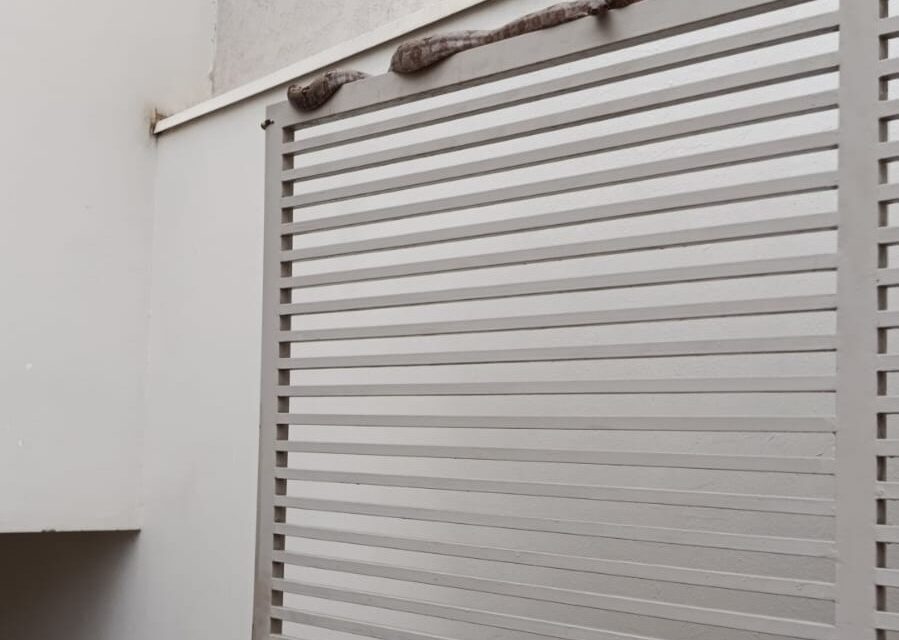 Bombeiros capturam jiboia em residência no bairro Bela Vista, em Formiga-MG