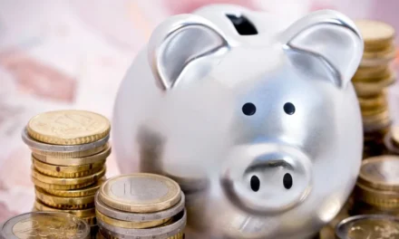 Brasileiros retiram R$ 9,7 bilhões da poupança em outubro