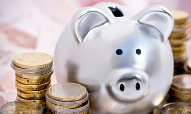 Brasileiros retiram R$ 9,7 bilhões da poupança em outubro