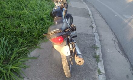 Motociclista fica ferido após colidir em semi-reboque na MG-050