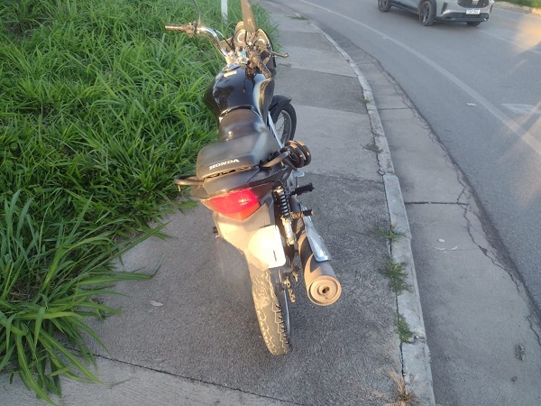 Motociclista fica ferido após colidir em semi-reboque na MG-050